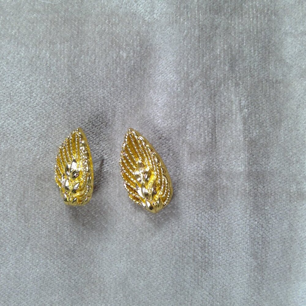 TRIFARI gold color leaves or wheat Stamped Stud Earring